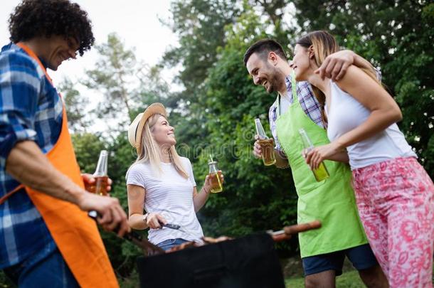 组关于幸福的朋友吃和喝饮料啤酒在烤架喧闹<strong>声</strong>