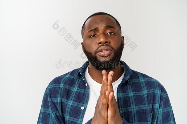 英俊的非洲式发型美国人男人<strong>遵守</strong>胜利同时喜欢祈祷.