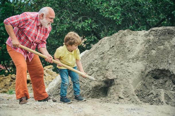 祖父和他的孙子困难的工作的.小的孙子帮助