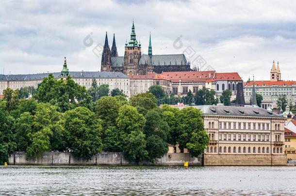 布拉格城堡和SaoTomePr采用cipe圣多美和普林西比.想飞的钢琴少年总教堂采用捷克人共和国