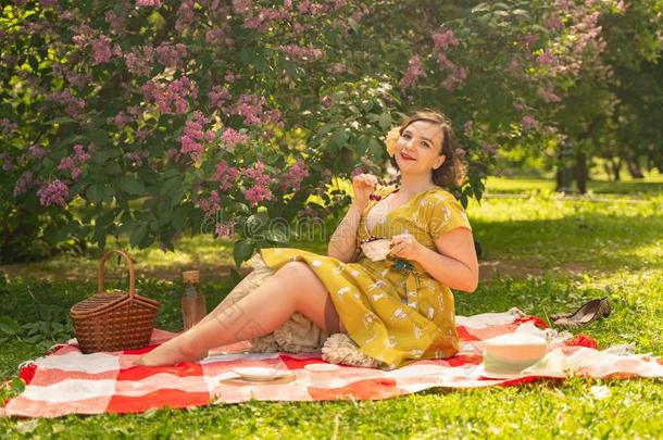一迷人的年幼的女孩享有一休息一nd一野餐郊游向指已提到的人绿色的USSR苏联