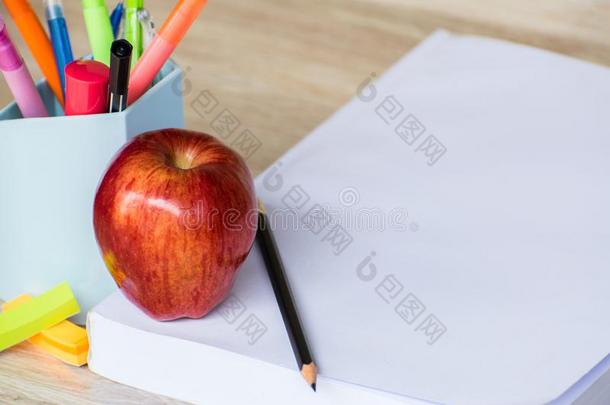 抽象的教育,红色的苹果,multicolo红色的笔和白色的书