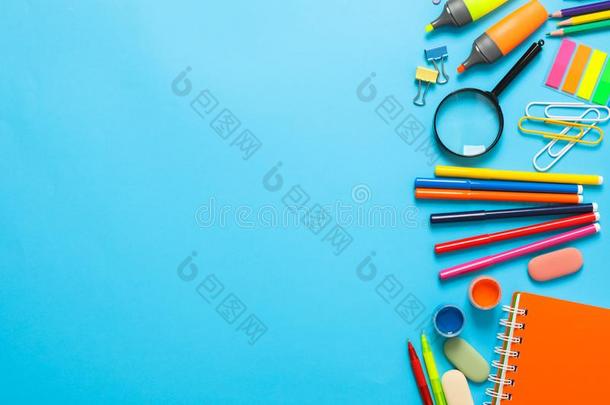 平的放置作品和学校日用品向颜色背景