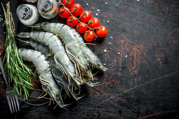 生的虾和迷迭香,番茄和香料