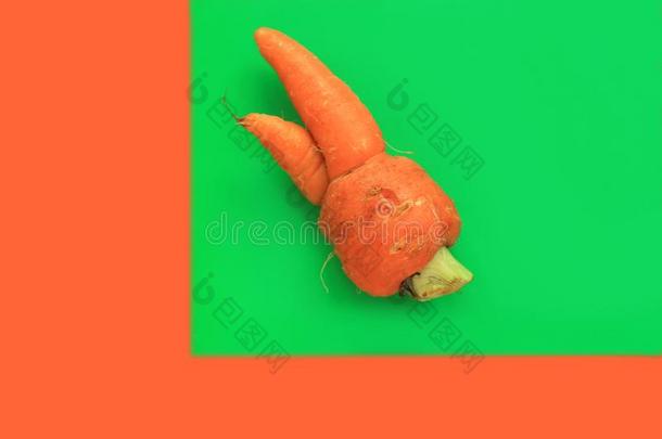 难看的食物.变形的有机的胡萝卜向彩色粉笔背景采用绿色的