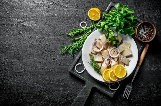 一件关于盐腌的鲱<strong>鱼</strong>和草本植物,香料和柠檬