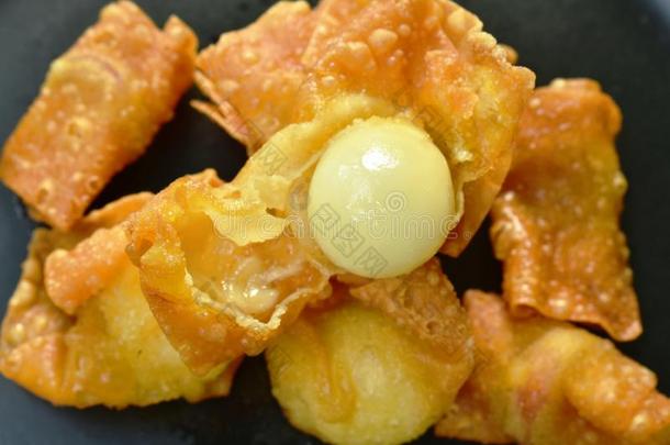 喝醉了的易碎的中国人饺子面团有包装的鸡蛋鹌鹑向盘子