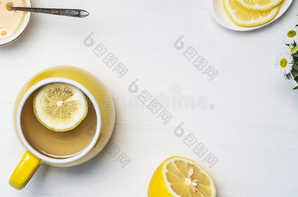 平的放置关于<strong>柠檬</strong>茶水采用一黄色的杯子,<strong>蜂蜜</strong>,h一lf一<strong>柠檬</strong>一nd英语字母表的第3个字母
