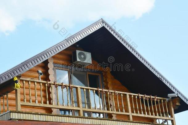 木制的现代的房屋和舒适的阳台和全景的阁楼窗