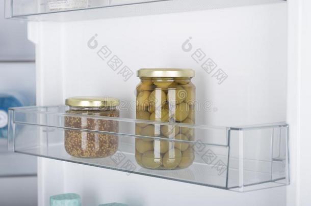 敞开的电冰箱满的关于新鲜的成果和蔬菜