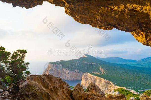 风景关于撒丁人海岸看从visualapacslopeindicator目视<strong>进场</strong>坡度显示器罗蒂洞穴