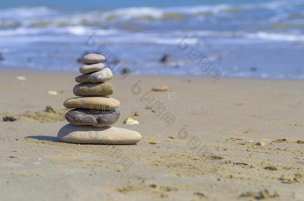 禅石头平稳的向指已提到的人海滩