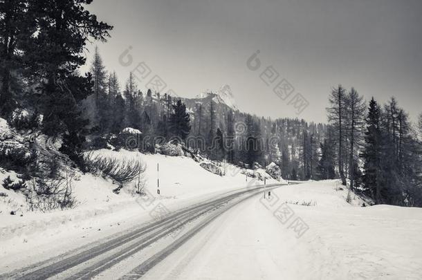 空的顶部被雪所盖着的路和汽车小路采用戏剧的黑的和极少的量