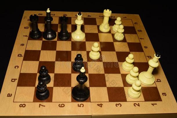 棋盘和白色的棋子同样地一g一meb一ckground