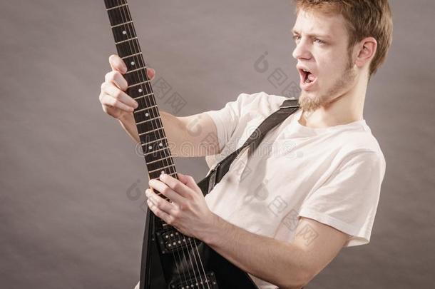 男人演奏向电的吉他