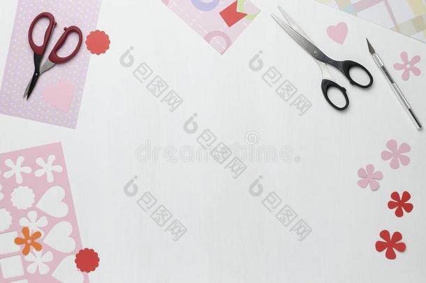纸关于多彩的纸,剪刀,外科手术刀和红色的和粉红色的