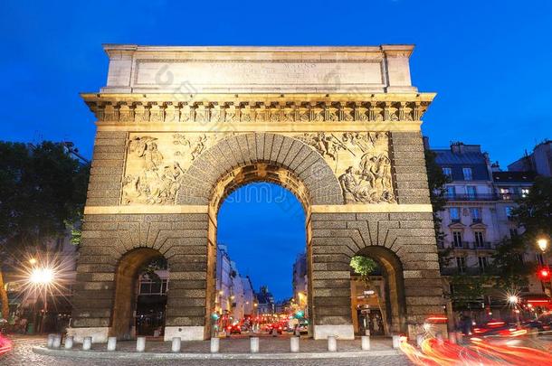 巴黎,指已提到的人土耳其宫廷圣人般的人-燕科小鸟,美丽的古代的门在近处指已提到的人英语字母表的第7个字母