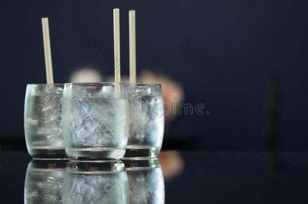 num.三玻璃关于喝饮料冰水和冰立方形.冰水喝