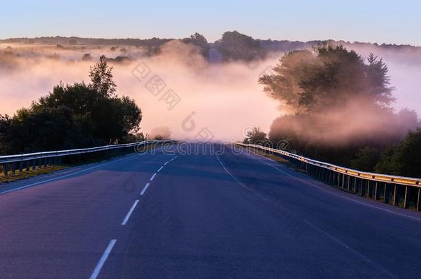登斯Dench的变体早的早晨雾采用<strong>高原</strong>在夏<strong>公路</strong>在近处河机智