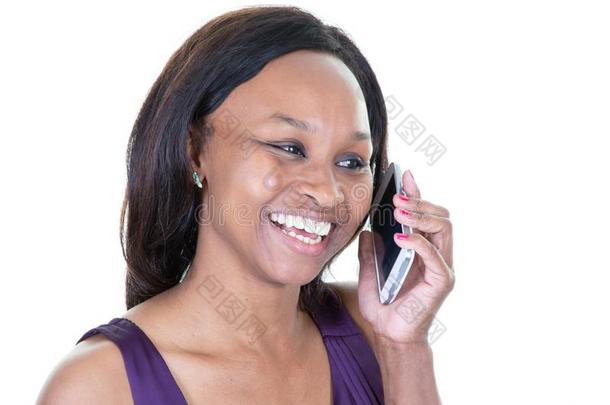 幸福的女人非洲的非洲<strong>起源</strong>微笑的在电话