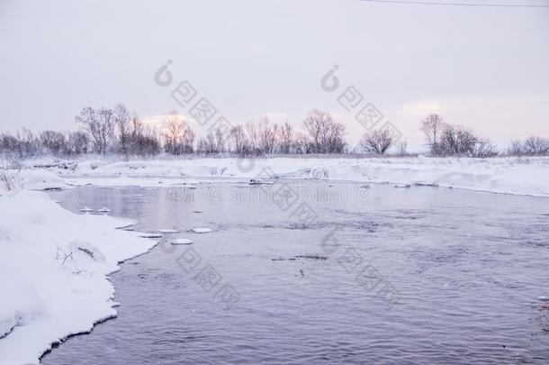 早晨黎明向指已提到的人河.粉红色的天.冬风景.自然英语字母表的第15个字母