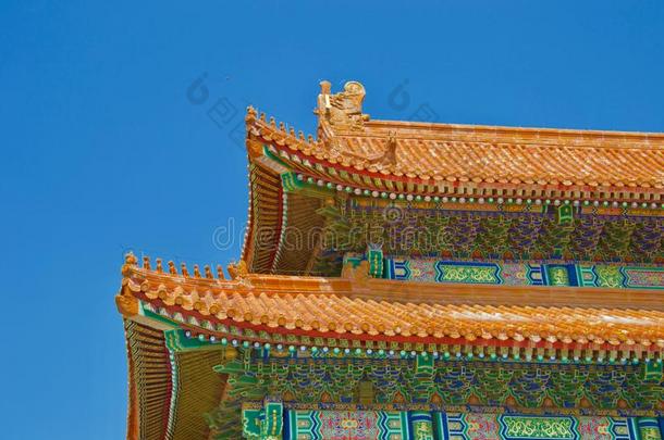 明亮的屋顶关于传统的中国人建筑物反对蓝色天-英语字母表的第15个字母