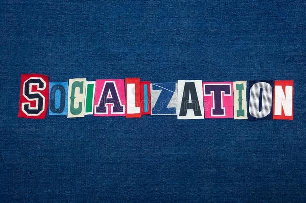 社会化拼贴画关于单词文本,许多有色的织物向蓝色