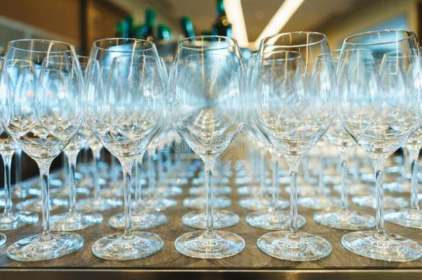 几个的行清楚的,干净的眼镜为葡萄酒和香槟酒向councillor顾问
