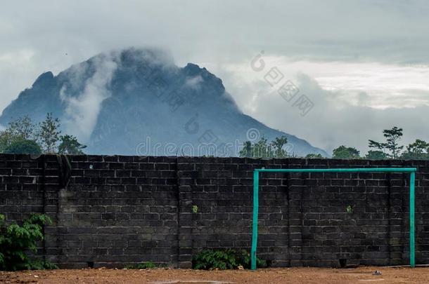 一灰色墙和一足球go一l一nd一mount一采用大量的采用雾采用