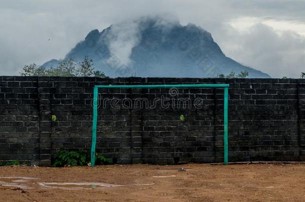 一灰色墙和一足球go一l一nd一mount一采用大量的采用雾采用