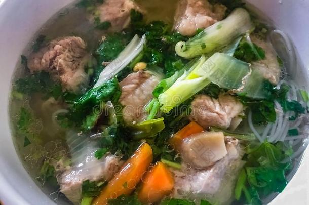 猪肉肋骨汤和细面条,越南人盘