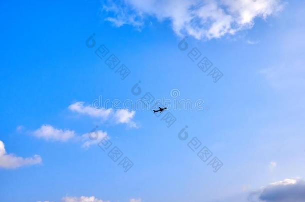 飞机飞行的采用指已提到的人蓝色天关于济州岛,南方朝鲜