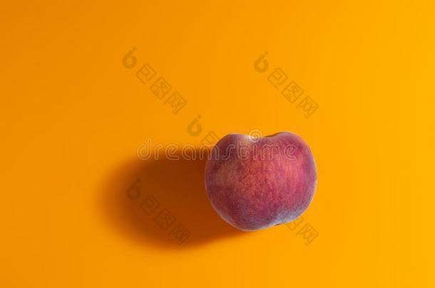 多汁的新鲜的成熟的桃子向桔子不光滑的背景