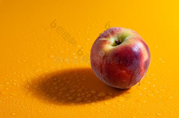 多汁的新鲜的成熟的桃子向一or一ge不光滑的背景和水