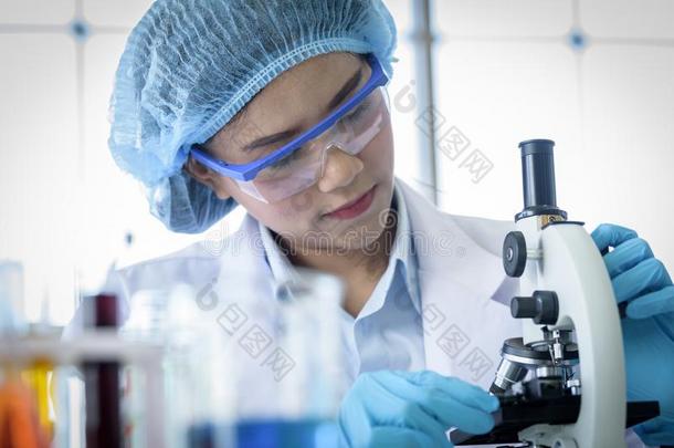 亚洲人你好学生科学家做研究和一显微镜采用一