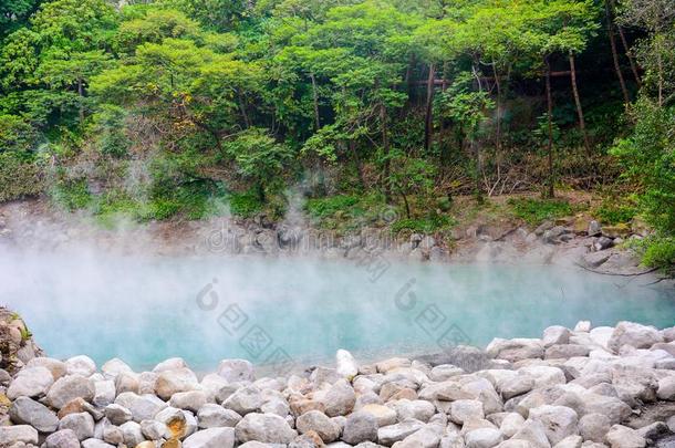 热的春季水炎热的,蓝色池塘采用热的山谷geo热的