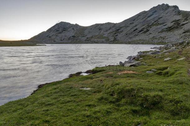 日落在卡梅尼察河山峰和Tevno-Tevno湖,皮林山,宝格丽