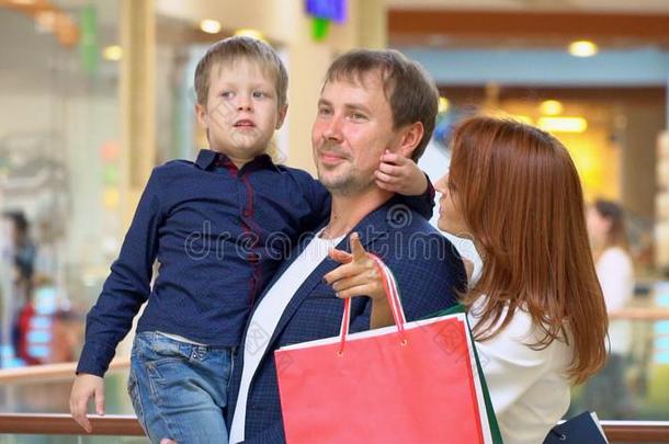 小孩向旅游向购物购物中心和双亲.