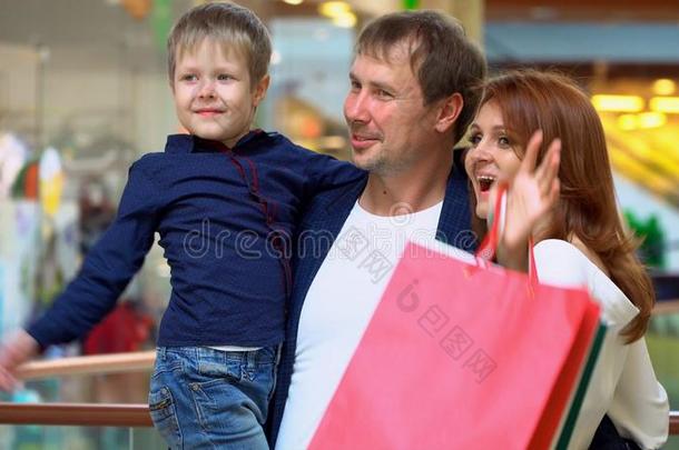 小孩向旅游向购物购物中心和双亲.