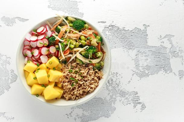 亚洲人方式严格的素食主义者沙拉碗和日本毛豆,蔬菜移动-鱼苗大音阶的第三音