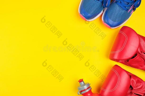 一副关于<strong>红色</strong>的<strong>拳击拳击</strong>手套和蓝色旅游鞋