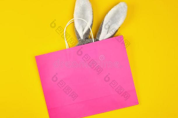 矩形的粉红色的纸购物袋和一白色的h一ndle向一yellow黄色