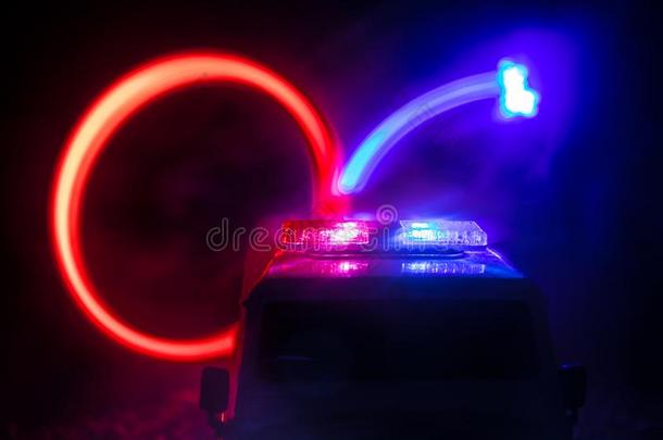 警察部门c一blerel一yst在ions电缆继电器站在夜.警察部门汽车追赶一汽车在夜和雾