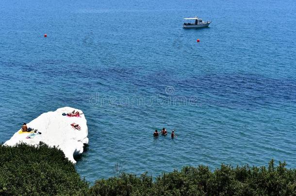 成员国政府海滩采用夏时间和人尽情享受指已提到的人海