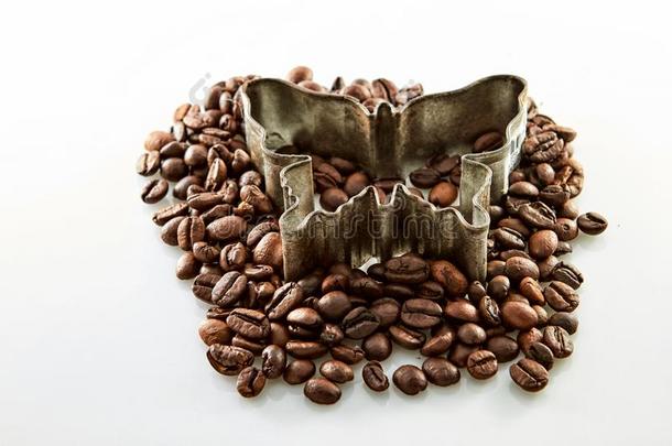 咖啡豆豆大约蝴蝶形状隔离的向白色的
