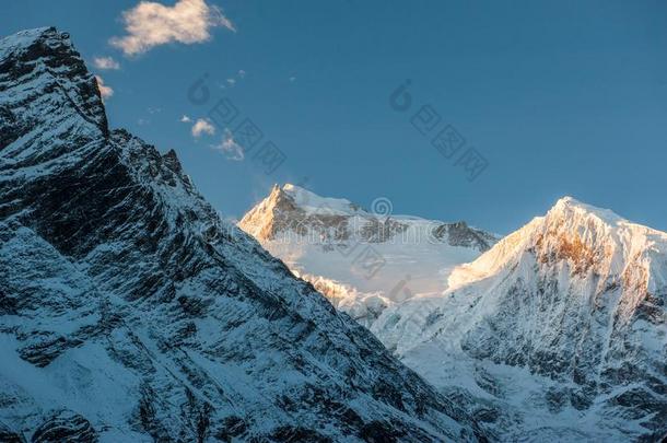 看法关于雪大量的山峰关于登上玛纳斯卢峰在的时候日出<strong>815</strong>6