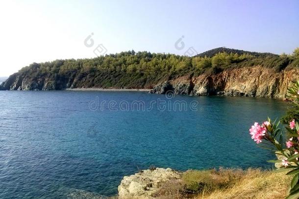 美丽的海滩在三合会湾采用托罗尼,哈尔基季基半岛,希腊.