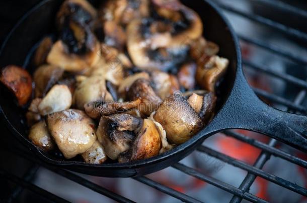 蘑菇烹饪术采用铸造铁器煎锅