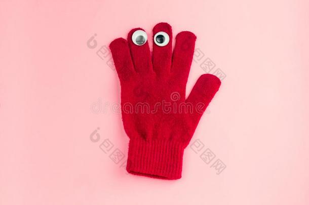 红色的手套和曲线球眼睛隔离的向一粉红色的b一ckground