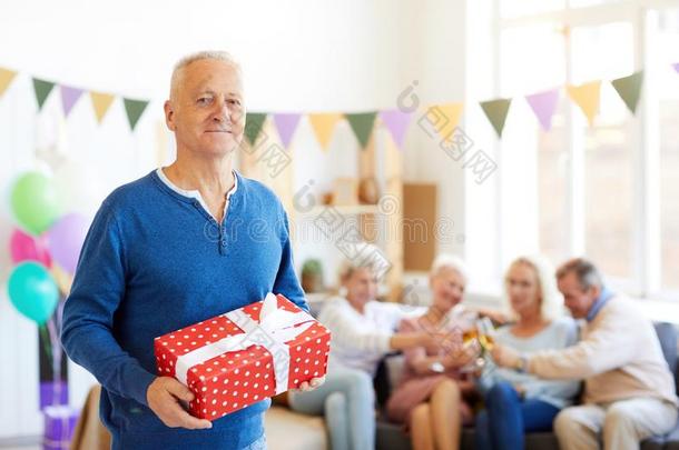 内容生日男人在自己的事物社交聚会